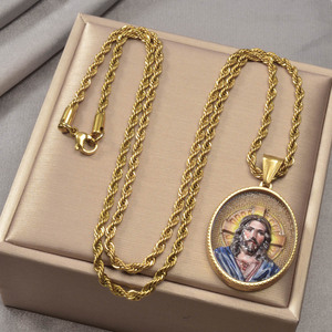 Collar de acero inoxidable con colgante de medallón ovalado con diseño de Jesús, cruz y halo, chapado en oro, con cuerda trenzada, para venta al por mayor - Product Image 5