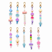 Kit de fabrication de porte-clés et breloques pour sacs DIY en gros avec perles lettres en acrylique, perles nacrées, cordons cirés, fermoirs mousquetons et boîte d'organisation