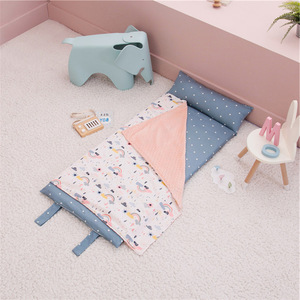 Tapis de sieste Portable pour enfants avec oreiller amovible et couverture polaire à pois - Product Image 5