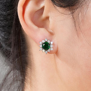 Orecchini a perno in oro bianco con zirconi, taglio brillante rotondo, design floreale, montatura a griffe, gioielli classici da donna per feste - Product Image 5