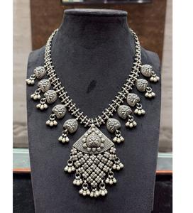 Collar con Dije Plateado de Lujo para Mujer, Listo para Bodas, Acabado Liso y Elegante para Cualquier Atuendo - Product Image 6