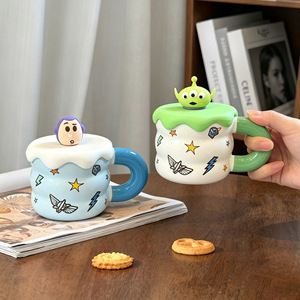 Taza de Cerámica <span class=keywords><strong>con</strong></span> Tapa de Figura 3D de Toy Story, Woody, Buzz, Alien, Textura de Crema Ondulada, Taza de Café, Taza de Agua, Taza de Desayuno, Caja de Regalo - Product Image 2