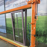 Ventana abatible de aluminio de alta eficiencia energética con triple acristalamiento y rejillas.