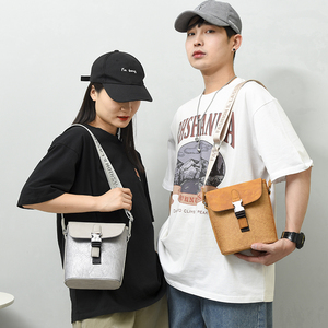 กระเป๋าหนังวินเทจทรงครอสบอดี้ขนาดเล็กสำหรับผู้ชาย ใส่โทรศัพท์มือถือได้ - Product Image 5
