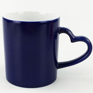 Amazn Top Seller 11oz Black Magic Hot Sensitive Color Changing <span class=keywords><strong>Taza</strong></span> <span class=keywords><strong>de</strong></span> café <span class=keywords><strong>de</strong></span> cerámica para sublimación con mango <span class=keywords><strong>de</strong></span> corazón - Product Image 3