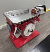 Machine semi-automatique de pose d'étiquettes d'angle pour boîtes à angle droit, pour étiquettes de sécurité inviolables