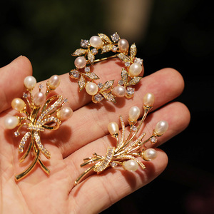 เข็มกลัดมุกน้ำจืดหรูหราสง่างามทำจากโลหะผสมเกรดสูงประดับเข็มกลัดมงกุฎดอกไม้แฟชั่น - Product Image 5