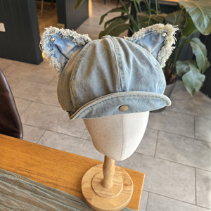 Gorra octogonal transpirable de mezclilla de algodón lavado con orejas de gato y visera abatible para mujer adulta, estilo casual y bonito. - Product Image 4