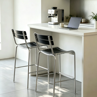 Tabouret de bar nordique avec dossier, chaise haute de bar moderne et minimaliste avec structure en fer, tabouret de comptoir compact pour la maison et le café