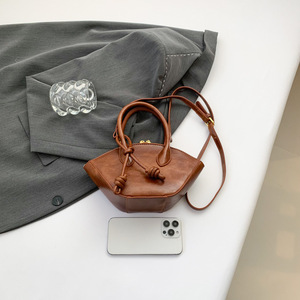 Sac à main demi-lune mini pour femme en cuir PU brillant avec détail nœud, porté épaule - Product Image 3