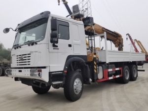 SINOTRUK Heavy duty 6*6 gauche drive 12T <span class=keywords><strong>grue</strong></span> montée sur camion <span class=keywords><strong>avec</strong></span> véhicule <span class=keywords><strong>de</strong></span> <span class=keywords><strong>transport</strong></span> <span class=keywords><strong>de</strong></span> <span class=keywords><strong>levage</strong></span> <span class=keywords><strong>grue</strong></span> <span class=keywords><strong>de</strong></span> camion lourd - Product Image 4