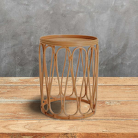 Table d'extérieur en rotin d'inspiration écologique avec structure solide et tressage respirant, idéale comme table d'appoint, centre de table ou accent d'entrée