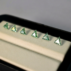 Saphir vert de laboratoire Corindon 8 mm facetté en forme de trion, qualité AAA, pierres précieuses en vrac pour la fabrication de bijoux de luxe, pierres de naissance de septembre - Product Image 1