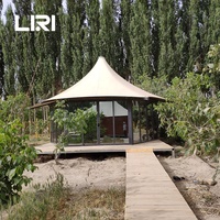 Hôtel de glamping de luxe à toit haut, salon de jardin, tente de safari avec parois