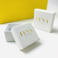 Boîte cadeau pour bijoux A1 gaufrée blanche avec zone de texte dorée, sac jaune et surface tactile pour la remise aux clients de marques de boutiques