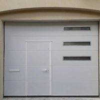 Porte de garage extérieure moderne en acier avec fonction antivol, surface finie, porte piétonne et insert de fenêtre