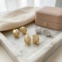 Pendientes de Aro Huggie Multicapa Chapados en Oro con Diseño de Punta Acanalada de Dos Tonos y Circonitas Cúbicas, de Moda, para Fiesta y Uso Casual para Mujer