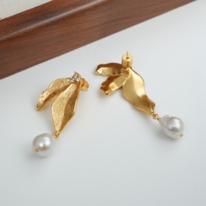 Bông tai vàng Baroque <span class=keywords><strong>2025</strong></span> mạ vàng 24K, chất liệu đồng thau, thiết kế hoa lá, họa tiết cánh hoa, kiểu dáng vòng tròn, trang sức dành cho nữ, quà tặng đám cưới/tiệc tùng - Product Image 5