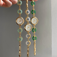 Montre à petit cadran de style bijou avec maillons couleur jade pour cadeau et présentation en boutique