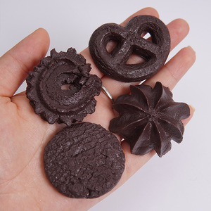 Porte-clés réaliste en forme de biscuit, pendentif créatif en forme de sachet de biscuits au chocolat, ornement alimentaire factice pour machine à griffes - Product Image 2