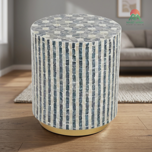 Table d'appoint extérieure ronde en marbre avec mosaïque bleue et blanche, base sur piédestal contemporaine, mobilier durable - Product Image 3