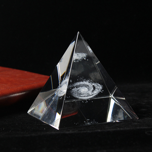 Pyramide en cristal Feng Shui à succès avec gravure galaxie - Product Image 5