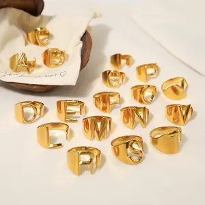Cincin baja tahan karat antik berlapis emas 18K A-Z huruf klasik dapat disesuaikan untuk aksesoris cincin wanita