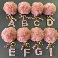 Porte-clés KC346 avec pompon moelleux et initiale, porte-clés alphabet en résine scintillante avec pompon pour femme, breloque de sac