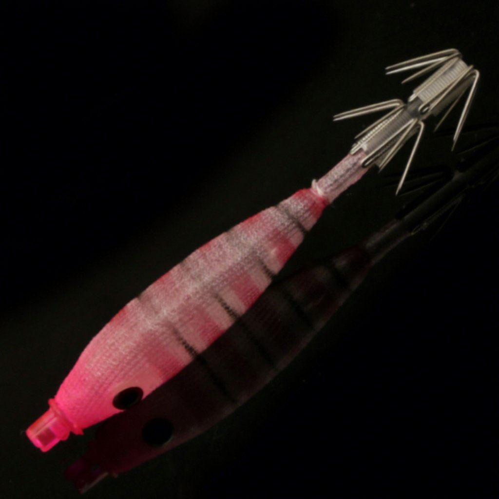 Modelo a rayas rojo rosado.