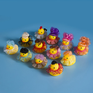 Рекламный фестиваль, подарок, пластиковая резиновая утка с волосами и платьем, стильные виниловые объемные Игрушки для ванны, 2 дюйма, ассорти, резиновая утка - Product Image 1
