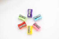 Mini taille-crayon manuel en plastique coloré pour enfants, taille-crayons à trou standard