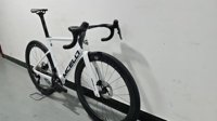 Vélo de route en carbone 700C 24 vitesses, freins à disque hydrauliques, jeu de roues en carbone, 7,8 kg, cockpit entièrement en carbone, vélo de course multi-tailles