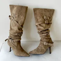 Bottes hautes à boucle et à talon fin pour femme, style urbain, bout pointu, collection Hiver 2027