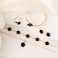 Juego de Joyas de Flor de la Suerte con Pulsera, Collar de Trébol de Cinco Hojas, Anillo y Pendientes Bañados en Oro de Aleación