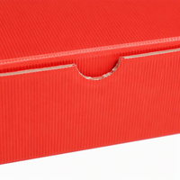Emballage cadeau en carton personnalisé, minimaliste et luxueux, en matériaux recyclés rigides, avec fermeture magnétique et laminage mat