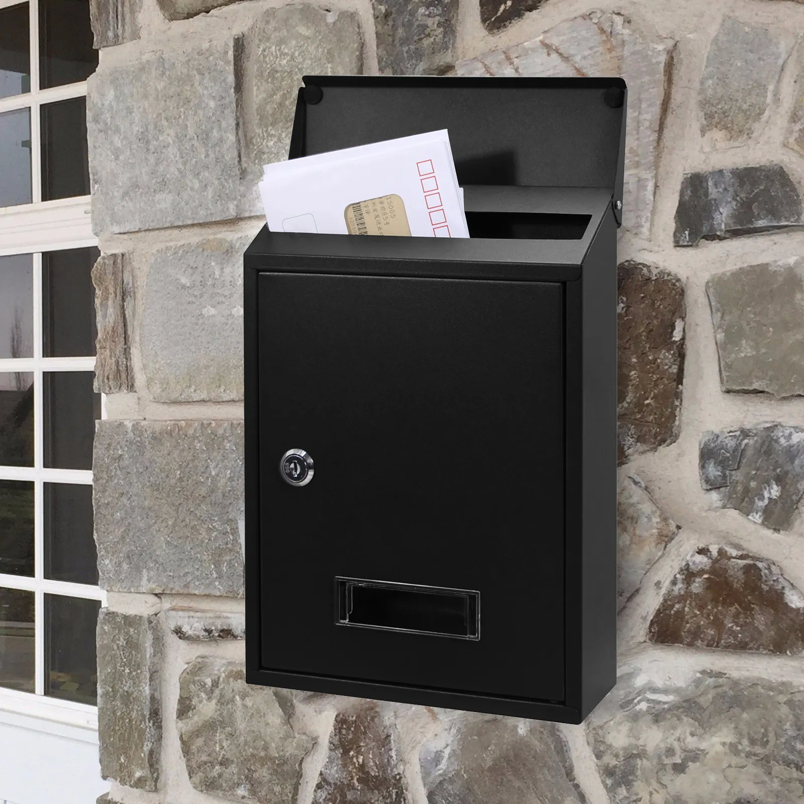 Kotak surat hitam Amerika dengan pos terpasang di dinding kotak surat bangunan