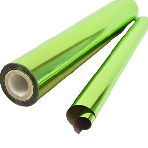 แผ่นฟอยล์ PET สีเขียวเมทัลลิกโฮโลแกรม รุ่น Huasheng AET ขนาด 32 ซม. x 120 ม. สำหรับงานประดิษฐ์บนกระดาษ - Product Image 1