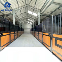 Système d'écurie pour chevaux européens JHorse, panneaux de box galvanisés, remplissage en bois de bambou, portes coulissantes pour projet d'installation équestre
