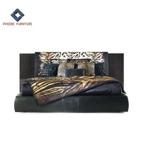 Canapés Chesterfield capitonnés en cuir véritable au style audacieux et impactant avec motifs d'animaux sauvages