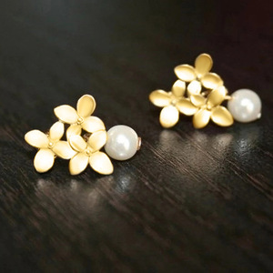 Orecchini a Perno con Fiore di Giglio e Perle Geometriche per Donne, Elegante Stile Francese, Gioielli alla Moda - Product Image 3