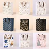 Sac en papier kraft brun avec poignées, logo personnalisé, écologique, biodégradable, matériaux recyclés, emballage cadeau personnalisable