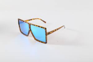نظارات شمسية نسائية فاخرة عصرية عدسة كبيرة الحجم فاتحة زرقاء/ذهبية/بيضاء نظارات شمسية مخصصة مربعة الشكل للنساء-خفيفة الوزن - Product Image 4