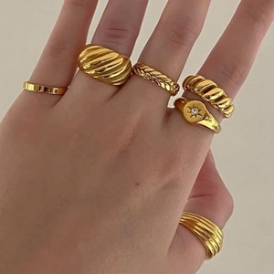 Anelli da Donna a Forma di Cuore in Acciaio Inossidabile Personalizzabili all'Ingrosso Impermeabili Placcati Oro 18k Spessi a Cornetto Intrecciato a Cupola - Product Image 1