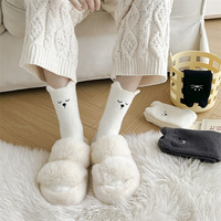 Chaussettes mi-hautes antidérapantes douces et moelleuses pour femme, motif chat mignon, avec logo brodé personnalisé, vente en gros pour l'automne