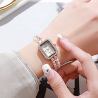 Montre OUKI vintage à maillons de perles pour femme avec petit cadran en nacre – Design inspiré, quartz diamanté