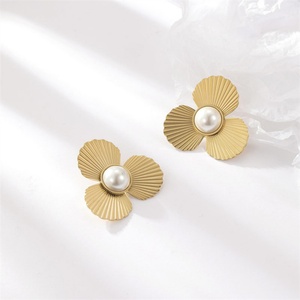 ต่างหูทองชุบคุณภาพสูง สแตนเลสประดับมุกทรงดอกไม้ - Product Image 4