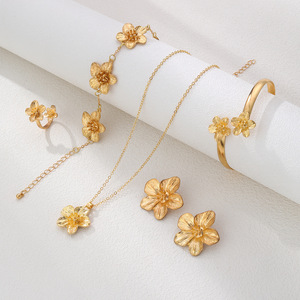 Para <span class=keywords><strong>Shein</strong></span> Conjunto de Aleación de Alta Gama Chapado en Oro Estilo Retro con Colgante de Flor Dorada Collar Pulsera y Anillo de Moda Éxito de Ventas Internacional - Product Image 3