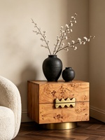 Table de chevet en bois massif style naturel américain, placage de bois de gueule, élégance française du milieu du siècle, édition designer pour chambre à coucher, style Old Money