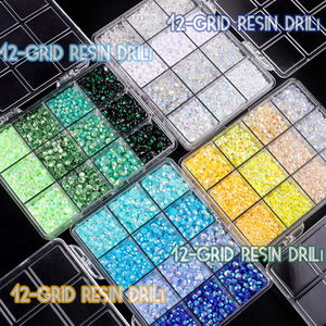 Caja de 12 Rejillas con Diamantes de Imitación Blancos de Resina Acrílica ABS de Base Plana, Tamaños Mixtos, Adornos para Uñas, Decoración de Uñas DIY, Venta al por Mayor - Product Image 4