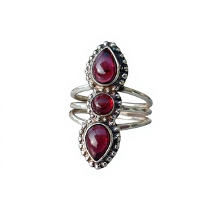 Bague en argent 925 plaqué argent vintage avec trois pierres grenats, sertie en clos, forme goutte d'eau, tendance, pour femme, mariage, usage quotidien - Product Image 1